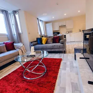 3 Bedroomflat-free Parking-wifi-parking-8people Apartment London
