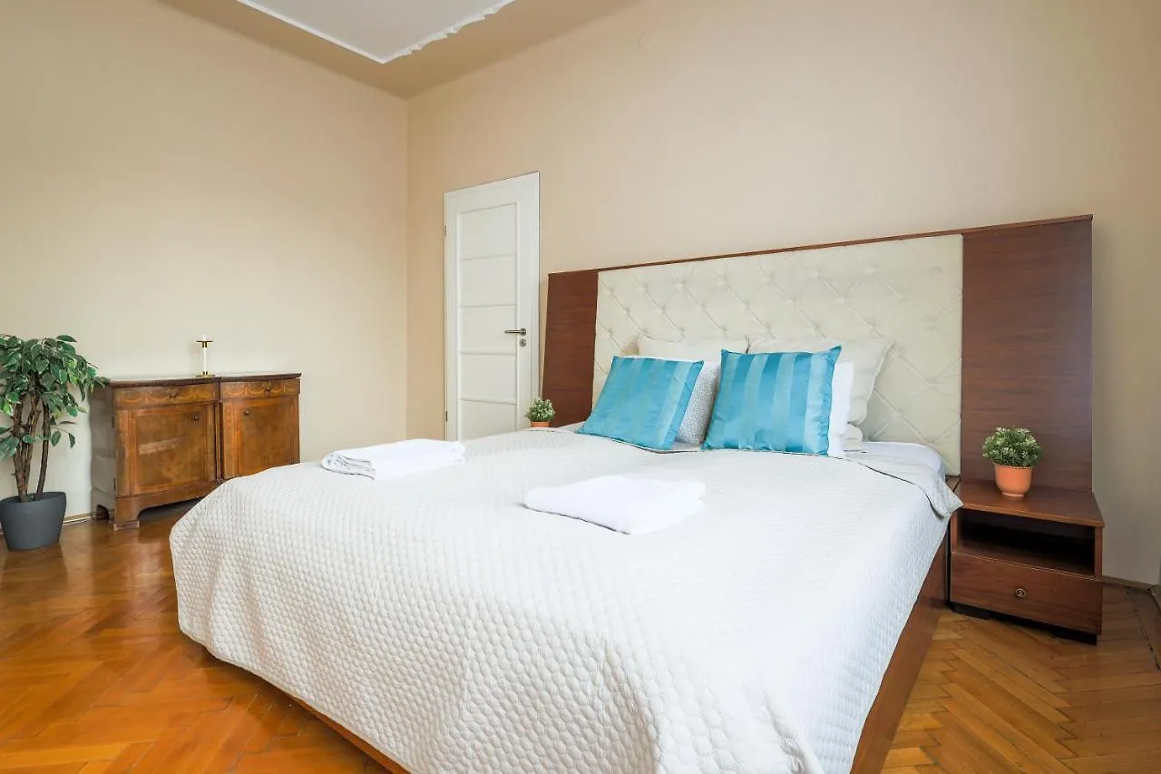 Downtown Vintage Home By Bella Budapest