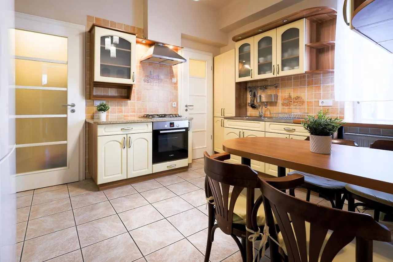Downtown Vintage Home By Bella Budapest